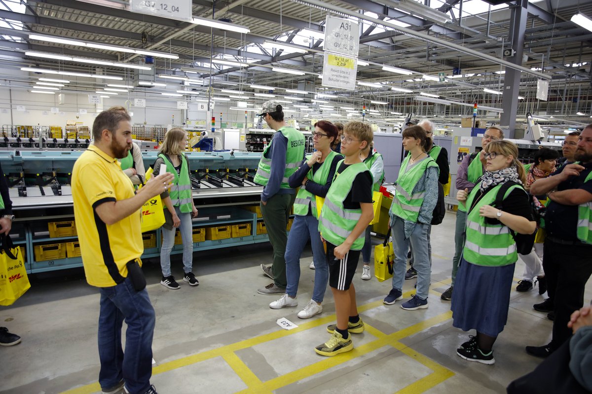dpdhl_fra's tweet photo. #Frankfurt #Gutleuttage2022 Die #DeutschePost sagt Dankeschön für das große Interesse an ihrem #Briefzentrum. #Postmitarbeiter Can Aksakal führte die Besucher:innen gestern Abend durch die knapp 300 Meter lange Halle und erklärte Sortiertechnik und Betriebsabläufe. https://t.co/R2irGk2FzG