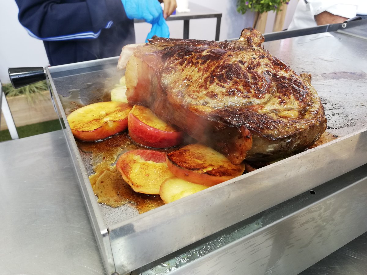 MadeinMarne's tweet photo. Le chef Thierry Landragin, de l'association française des maîtres restaurateurs, vous fait déguster des mets préparés avec les produits #MadeInMarne https://t.co/tMqOWu6PwF