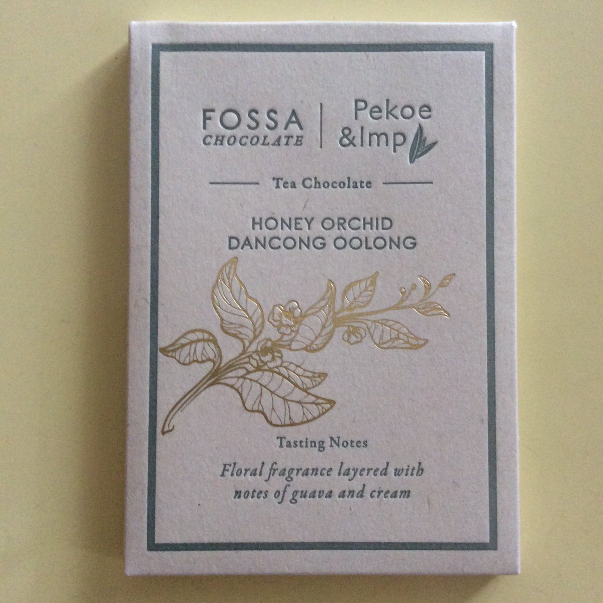 Tlkiz0LfcuTFrGM's tweet image. シンガポールのフォッサチョコレートのハニーオーチャードダンコンウーロン🤤
今までにない斬新な味わいはインパクト大。シンガポールのティーブランド「Pekoe &amp;amp; Imp」とのコラボレーションバー。蜜蘭香烏龍茶を抽出したティーフレーバーのチョコレートです。あっさりして仄かな烏龍茶の味がします🤗