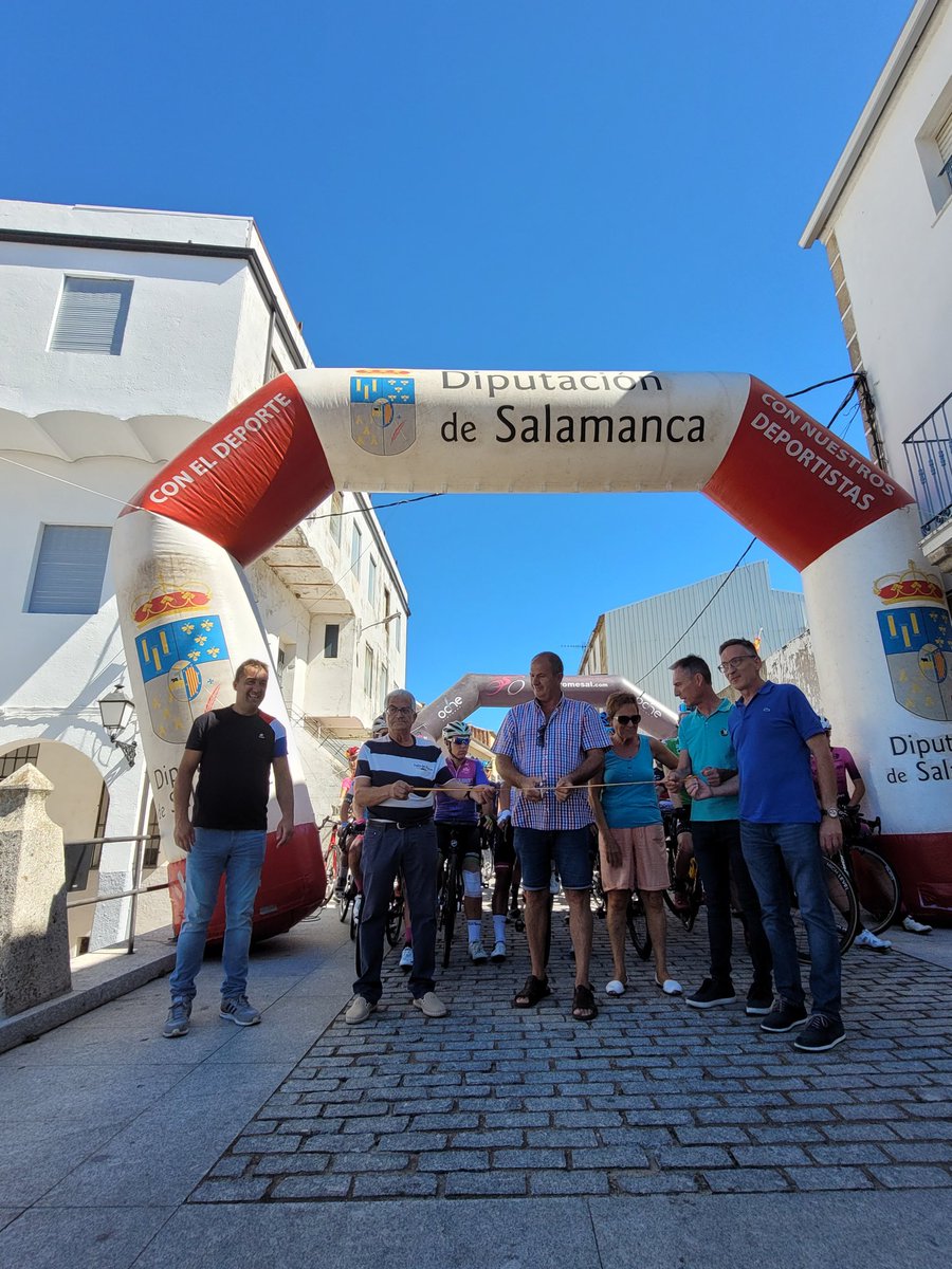 #50VueltaSalamanca Cortamos la cinta en <a href="/aytoledrada/">Ayuntamiento de Ledrada</a> y arrancamos
😬Nos lo vamos a pasar bien. Los ciclistas igual no tanto porque menudo etapón les espera en esta <a href="/VueltaSalamanca/">53 Vuelta Ciclista a Salamanca</a> 🏔🏔💣
📶❌️Hoy seguro que habrá zonas sin cobertura, pero volveremos🔛
🤟¡Allá vamos!
☘️¡Suerte!