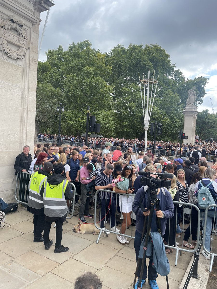 Brett_McLeod's tweet image. Big crowd waiting for Charles to return to Buckingham Palace. 
Not everyone’s enjoying it though. 
#Toomanypeople
#bitruff