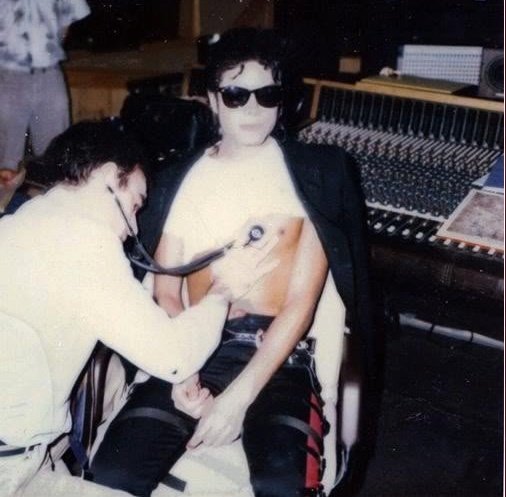 AUgustBeat_'s tweet photo. Michael Jackson getting his heartbeat recorded for Smooth Criminal intro https://t.co/lXNz5dnKiB