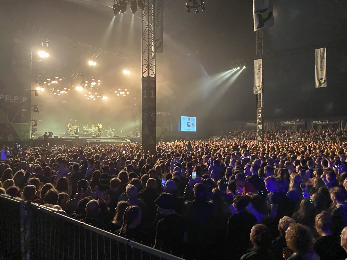 HansBeenakker's tweet photo. Wat een feest! Om met z’n allen super trots op te zijn! #Appelpop #Tiel @appelpop @gemTiel https://t.co/SI0CLKrsw5