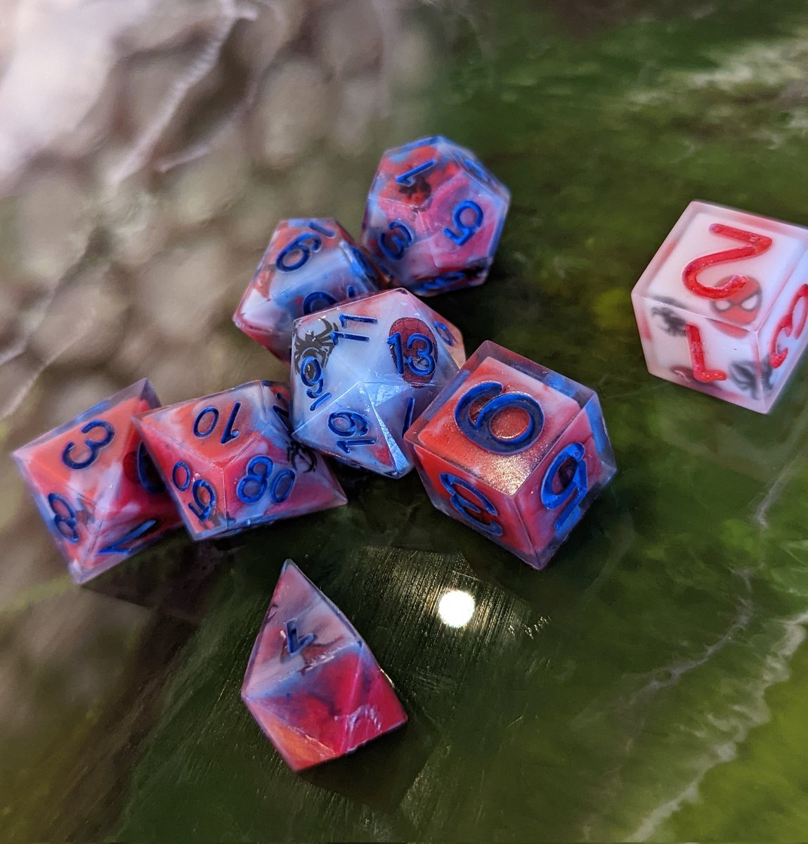 Made these fun Spiderman dice for a friend's birthday
#marvel #spiderman #dice #resin #homemade #dnd #dungeonsanddragons #ttrpg #dicegoblin #nat20