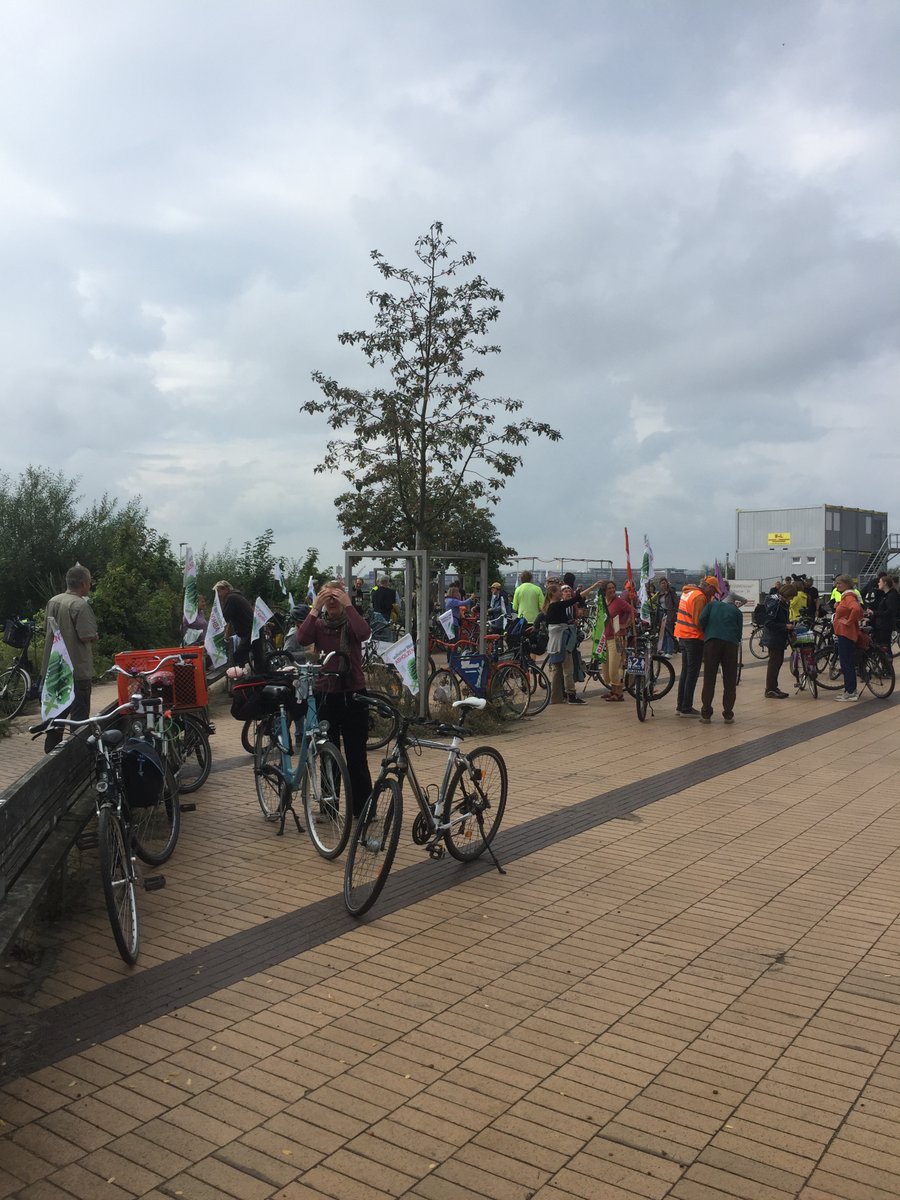 VollhoefnerWald's tweet photo. Wir sammeln uns jetzt in Teufelsbrück 
Auf geht die wilde Fahrt für „rettet Hamburg s Natur vor dem Senat „
#Baum zählt 
# alle Wälder bleiben https://t.co/Rz1ylhckKm