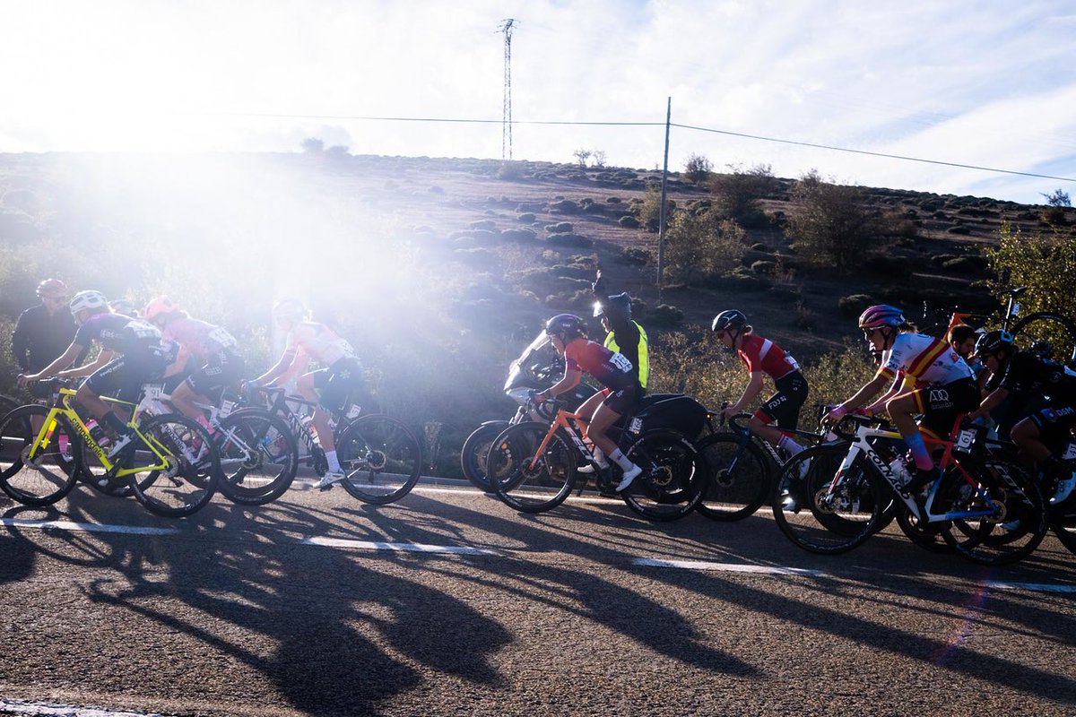 🇪🇸@ChallengeVuelta 🇪🇸
#CERATIZITChallenge22
#UCIWWT 

Stage4 🤙🏻✌🏻
🚴🏻‍♀️160.4km😳

🚩14:34 🏰Palencia 
🏁19:25 📈Segovia 

⛰×1 (at finish) 
🪨Gravel sec. 

🌡30℃ ☀️
🧷#166 #今日のエリさん

🤞🏻My legs still okay
💪🏻Fight to the end 

📺 18:20~ @gcntweet 
🙌🏻 Please @HumanPwrdHealth 🧡