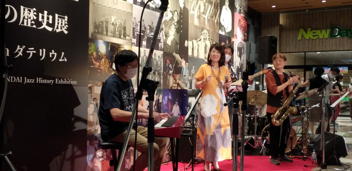 花座席亭の白津守康さん「かしむのなしは」出版記念の「仙台JAZZの歴史展」が仙台駅東口のダテリウムで開かれています。今日はライブに仙台スウィングクラブのダンスもあって、ぜいたくなお月見を楽しみました。展示は明日まで。ライブは明日も午後6時から。お見逃しなく！