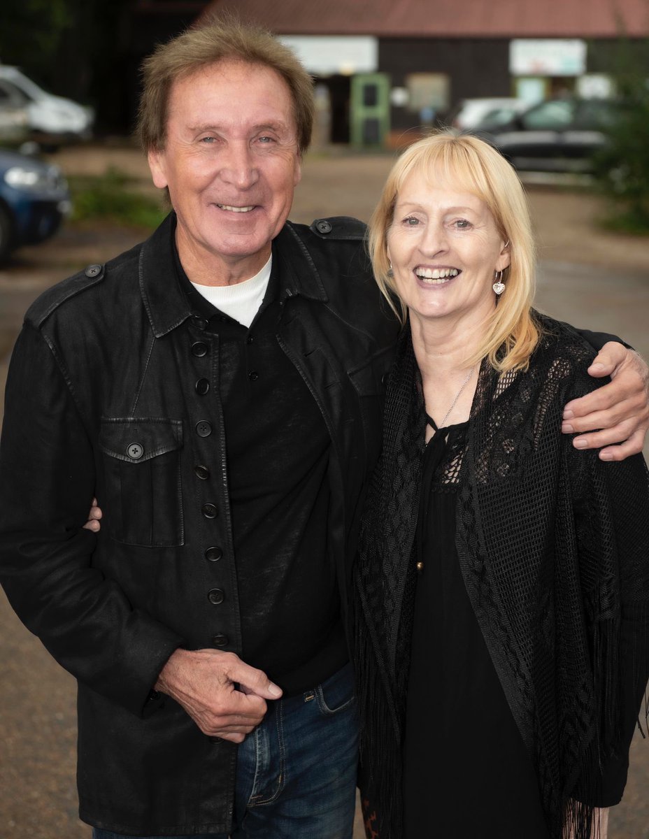 Spot of lunch with @KenneyJones yesterday at The Parrot Dorking @ValMBE both looking extremely well Pic Credit Phil Weedon Photography