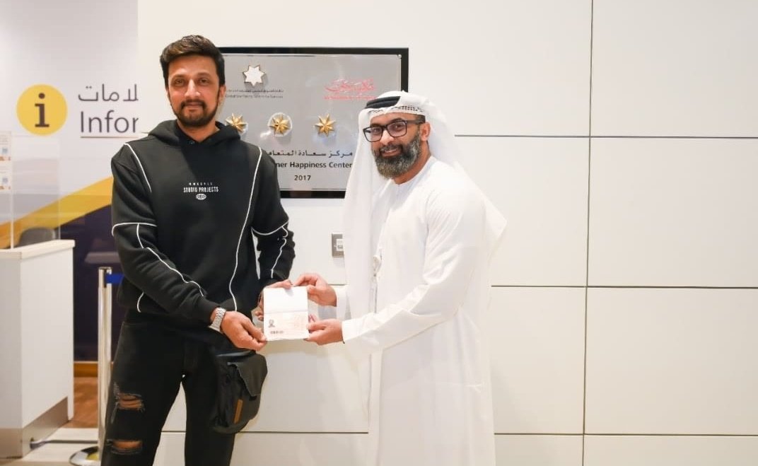 BosGirls_team's tweet photo. EXCLUSIVE PICS 😍
Namma Kiccha gets GOLDEN visa From #UAE #emiratesfirst
@KicchaSudeep @iampriya06
#VikrantRоna #KicchaSudeep𓃵 #KicchaSudeep #Supriyanvi https://t.co/H2PIEPYYoU