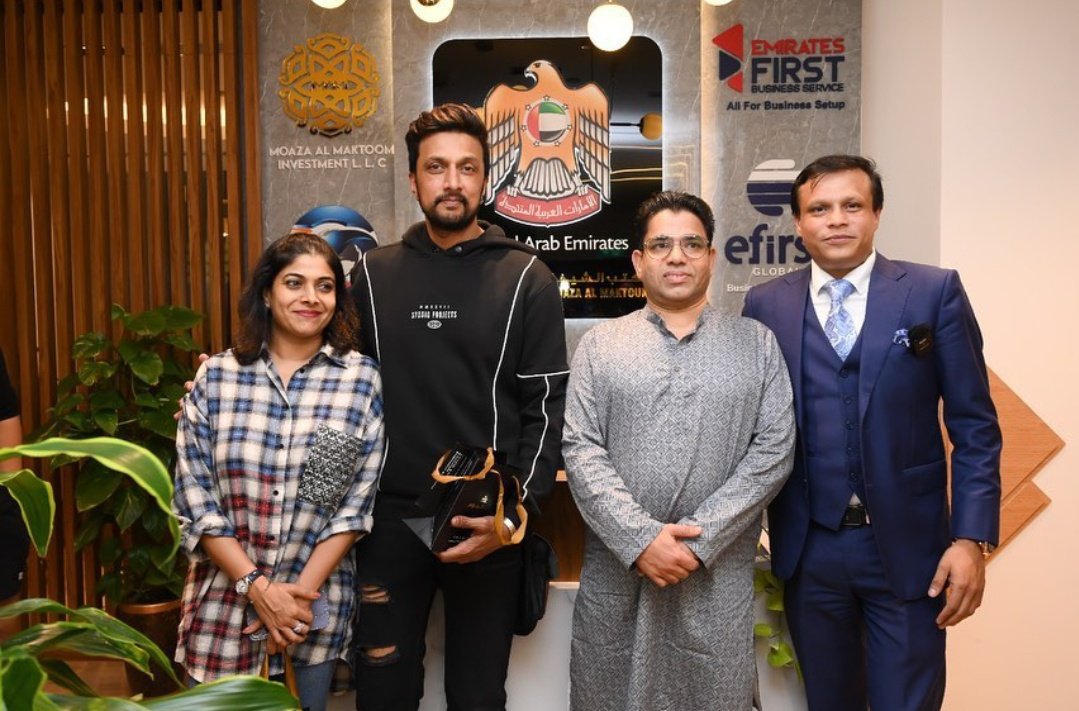 BosGirls_team's tweet photo. EXCLUSIVE PICS 😍
Namma Kiccha gets GOLDEN visa From #UAE #emiratesfirst
@KicchaSudeep @iampriya06
#VikrantRоna #KicchaSudeep𓃵 #KicchaSudeep #Supriyanvi https://t.co/H2PIEPYYoU
