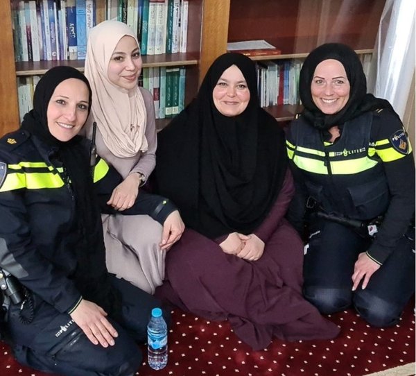 <a href="/POL_Westland/">Politie Basisteam Westland</a> 'Neutraal'.
geenstijl.nl/5164585/nederl…