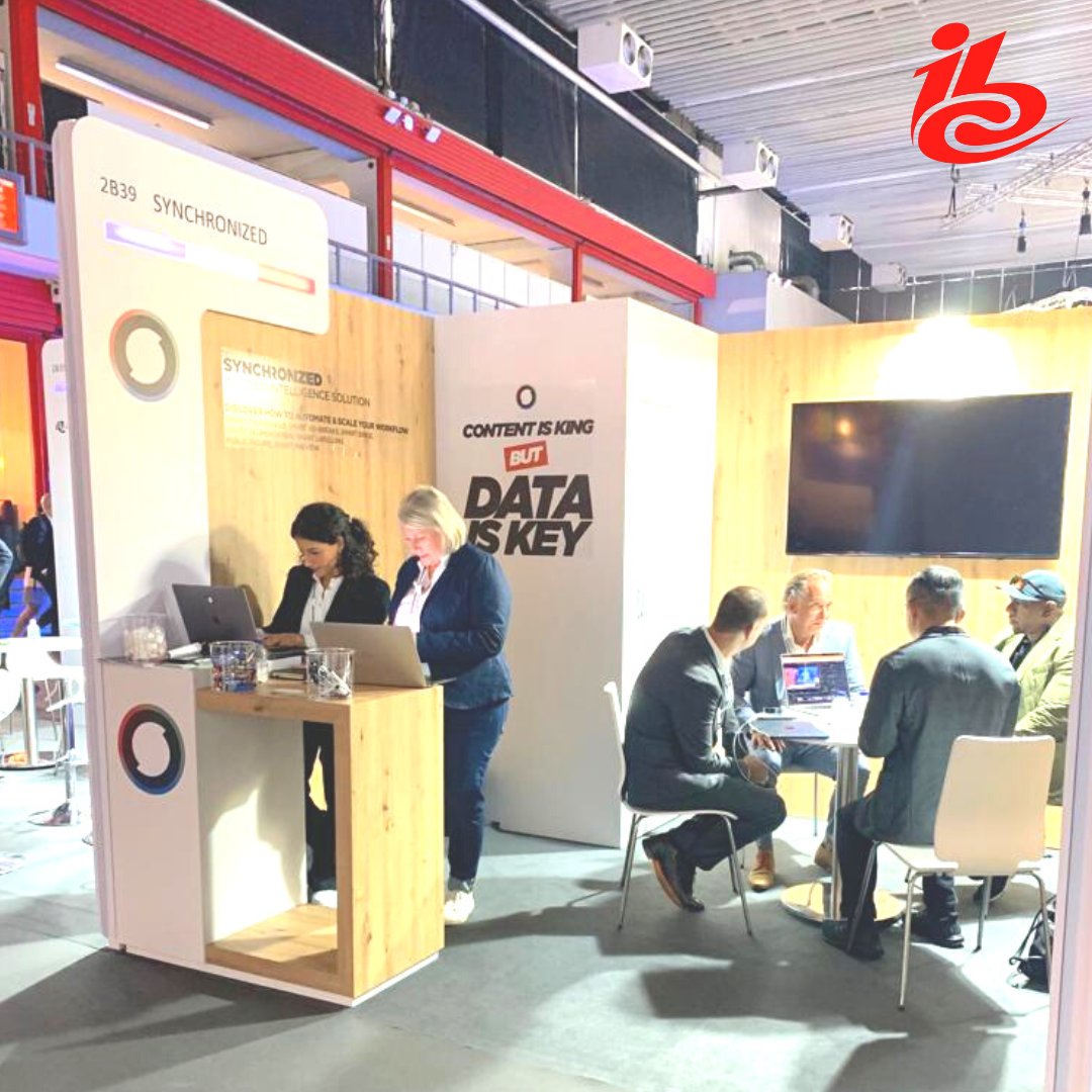 Synchronized tweet media