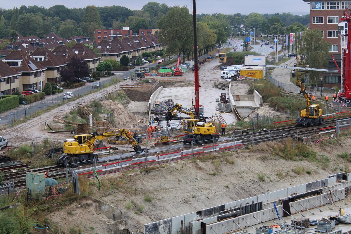 TunnelOsseveld's tweet image. 10-09-2022: Dit weekend is de eerste treinvrije periode. Er wordt 24 uur per dag aan het spoor gewerkt, ter voorbereiding op het inschuiven van de tunnelmoot in oktober. Er wordt aan de bovenleiding gewerkt en kabelwerkzaamheden uitgevoerd. #TunnelOssveld #Apeldoorn