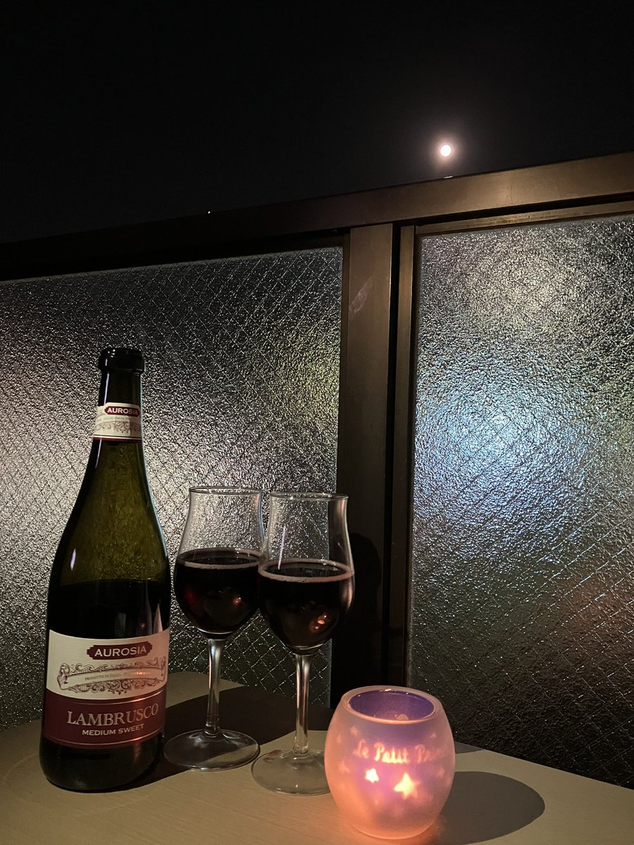 miyoka_'s tweet photo. 今日は十五夜お月さん🌕
お月見しています。クレヨンしんちゃんのパジャマで。 https://t.co/klbWrXC8Wi