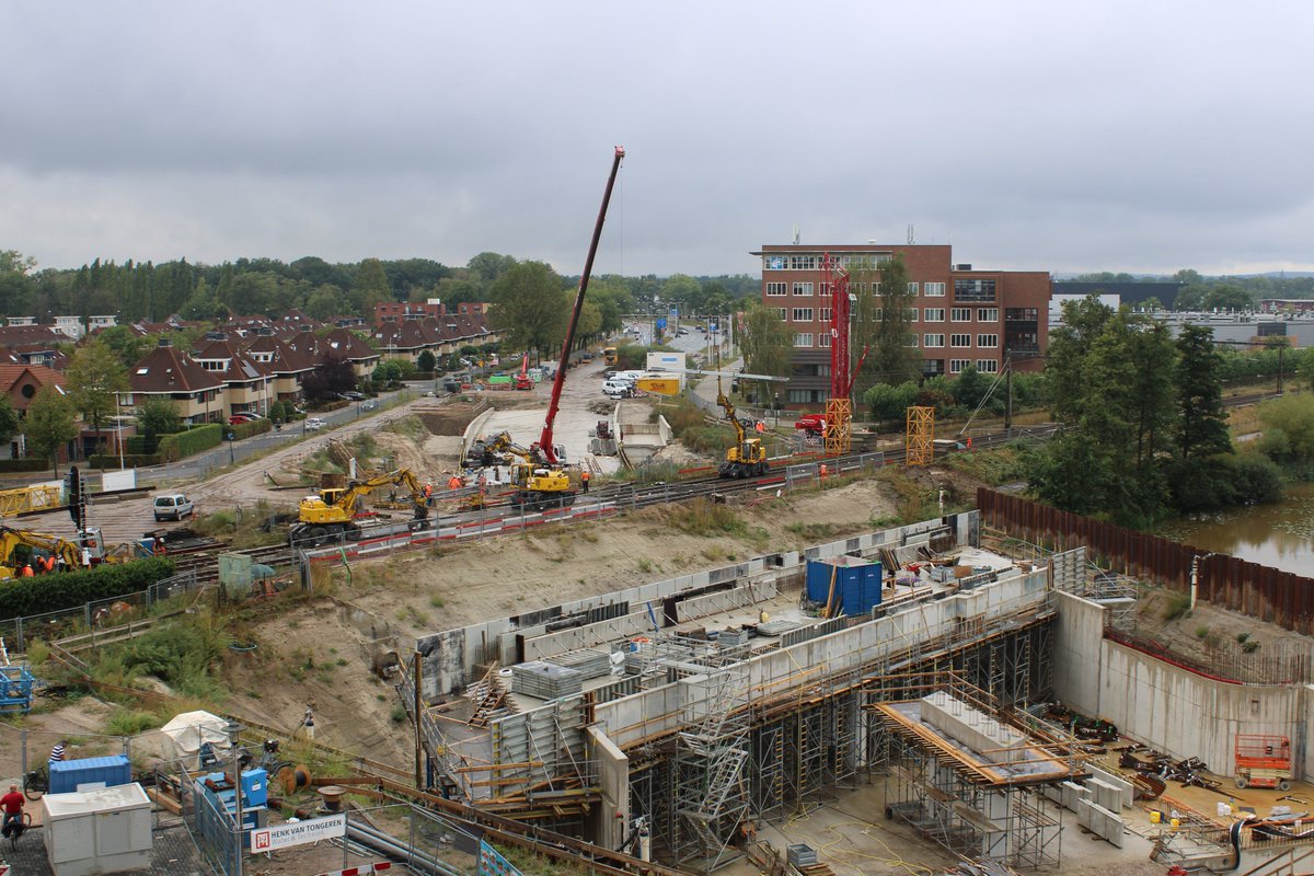 TunnelOsseveld's tweet image. 10-09-2022: Dit weekend is de eerste treinvrije periode. Er wordt 24 uur per dag aan het spoor gewerkt, ter voorbereiding op het inschuiven van de tunnelmoot in oktober. Er wordt aan de bovenleiding gewerkt en kabelwerkzaamheden uitgevoerd. #TunnelOssveld #Apeldoorn