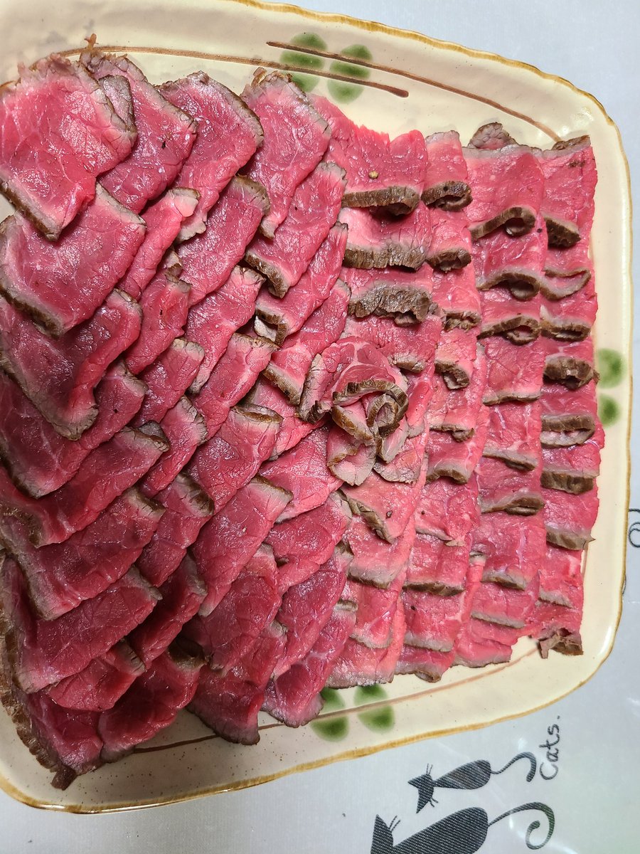 Riku10140317's tweet photo. 今日は気分は13回目の結婚記念日🥴(実際は2回目)
ということでフルーツ盛り合わせと赤すぎなローストビーフ
これからもよろしく🤗 https://t.co/QSE4AqzK1v