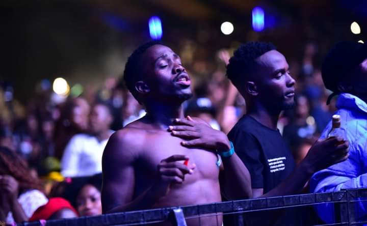 exclusive_bizz's tweet photo. Revelers inhaling the good vibes that were being oozed by @FirebbyUg at the #fireconcert
#WinnieNwagiFireConcert https://t.co/IqmFykiV8v