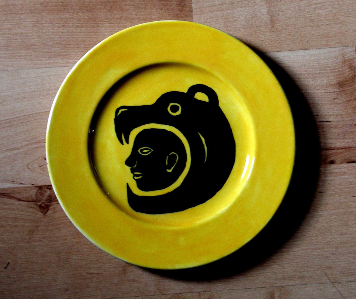 BillLewis_Poet's tweet photo. "We Are Bears" by Bill Lewis https://t.co/EsZ5Sf13g6 @CorieltauviArt @Fontybits1 @DariusGuilford @Losttalespodca1 @SelineSigil9 @DaydreamAcademy @mega_melt @shamaniclands @ShamanVoice #paintedceramic #paintedplate @stuckism @folk_horror https://t.co/13DeZBUcFR