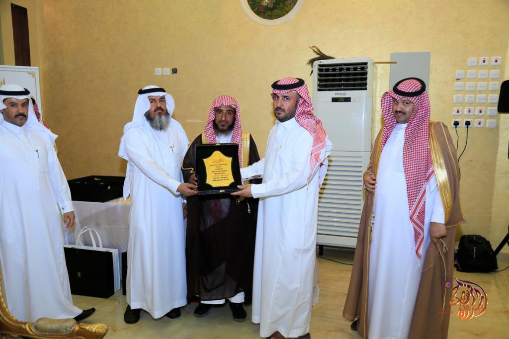 احتفل أبناء صالح بن غازي بن حمود المخلفي (رحمه الله)
بمناسبة حصول أخيهم
الدكتور طارق بن صالح المخلفي
على درجة الدكتوراة من الولايات المتحدة الامريكية