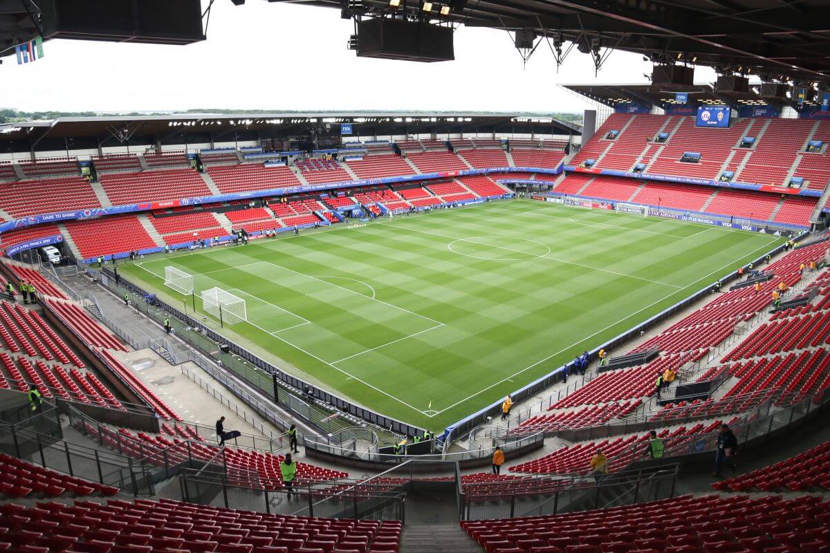 1907Bros's tweet photo. 🚨Rennes taraftarları, Roazhan Park Stadyumu'nda deplasman yaşama endişesi taşıyorlar.

🟡🔵Fenerbahçe taraftarlarının çok sayıda bileti almasından korkuyorlar. https://t.co/mtB2DuwYC2