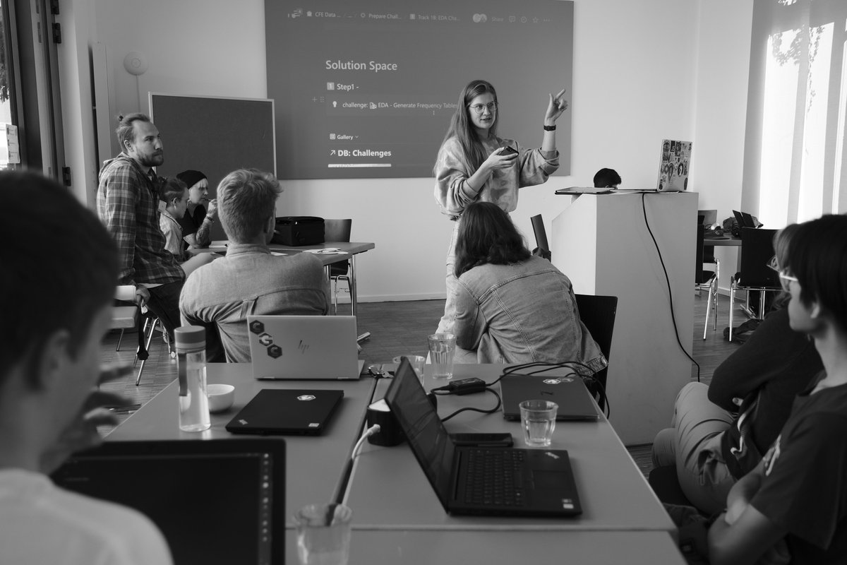 Vielfalt_Ent's tweet photo. #Hackathon #Diversitydata_Day2 - towards an infrastructure to boost our capacities to collect, analyze and report on equality data. Presenting  16 challenges in developing that infrastructure to our participants: web developers, designers, data engineers, data scientists, dev/ops https://t.co/qL8sl6NPsi