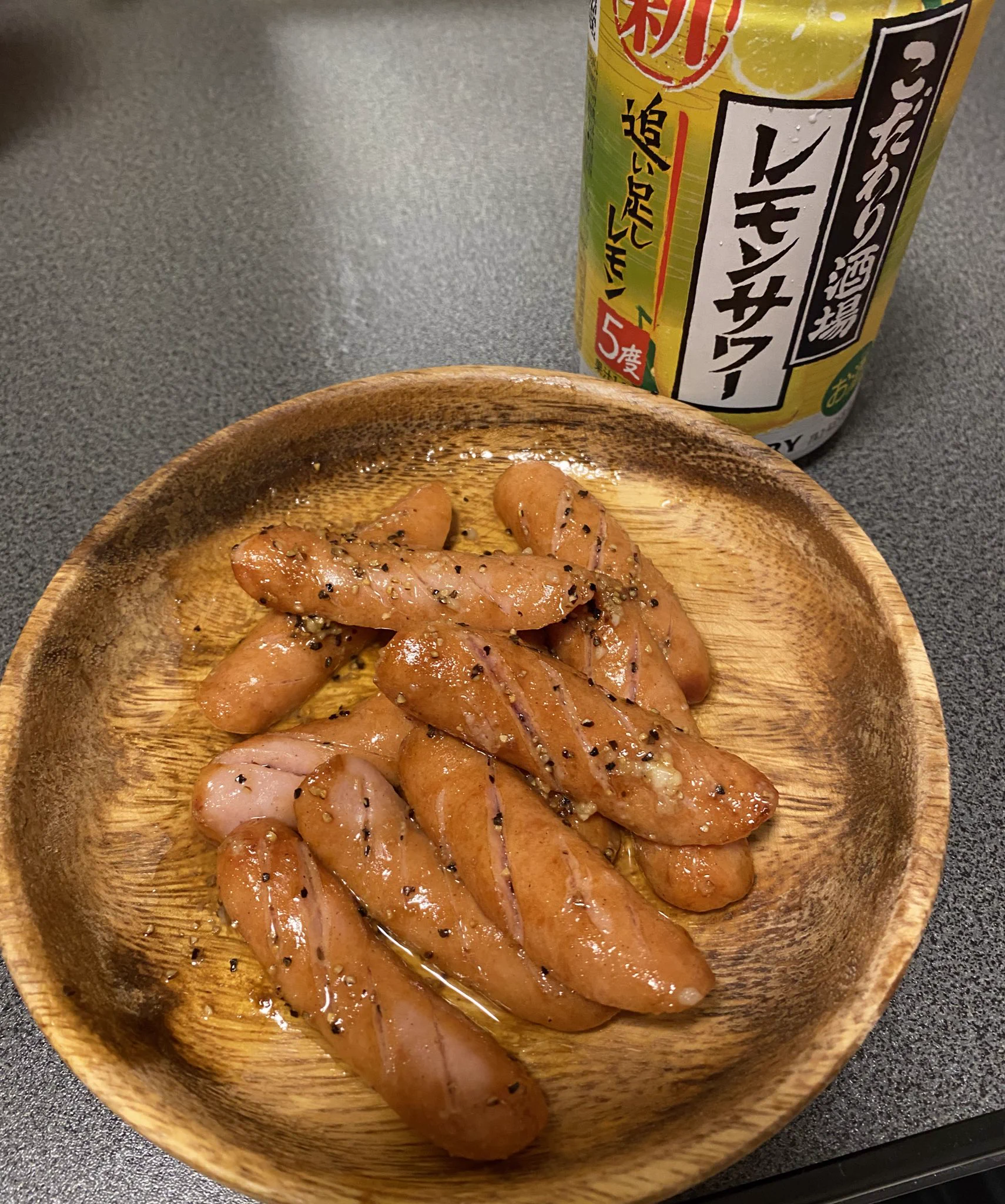 休肝日のはずが…
レモンガーリックウインナー
ガッツリに見えて、レモンでさっぱりして美味しい(✿´༥`✿)
レモン×レモン🍋✨  