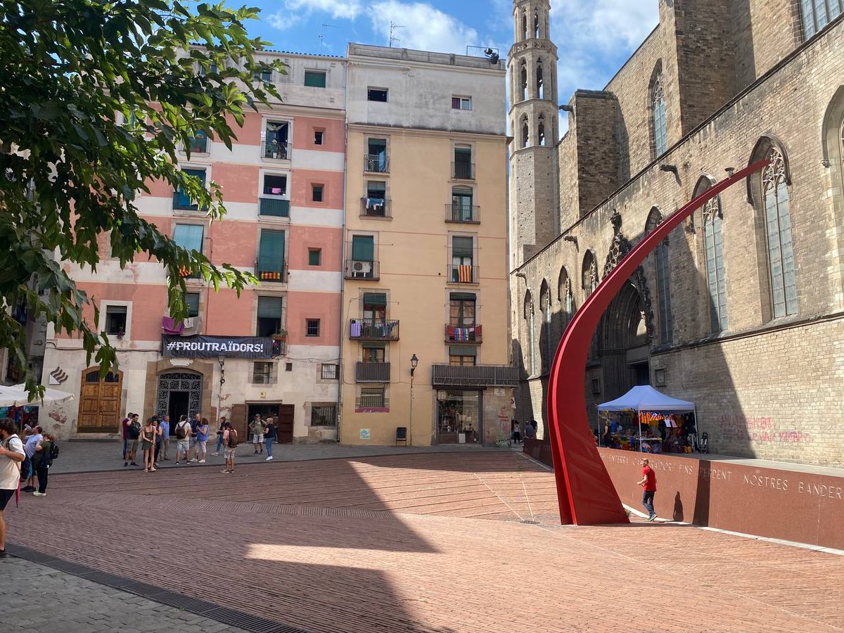 pepfort's tweet photo. Ja hem penjat la pancarta de benvinguda per aquells que es sentin al·ludits.
"Al Fossar de les Moreres
no s'hi enterra cap TRAÏDOR,
fins perdent nostres banderes,
serà l'urna de l'honor."
#Diada2022
@DonecxPerficiam @finsareeixir 
#ACABEM-HO
#BANDERANEGRA https://t.co/CjDmIqAl3D