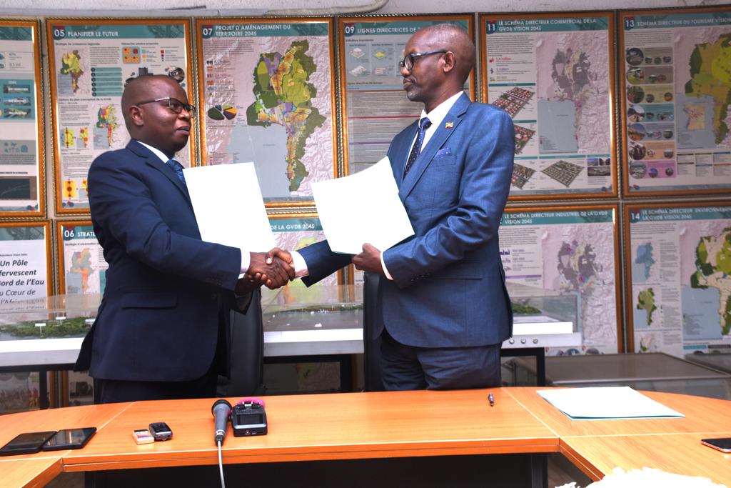 MielsBurundi's tweet image. Une remise et reprise a eu lieu ce samedi le 10.09.2022 au @MielsBurundi entre le Ministre #sortant @Nsanganiyumwam2 et le Ministre 
#entrant @Capt_Dukundane.