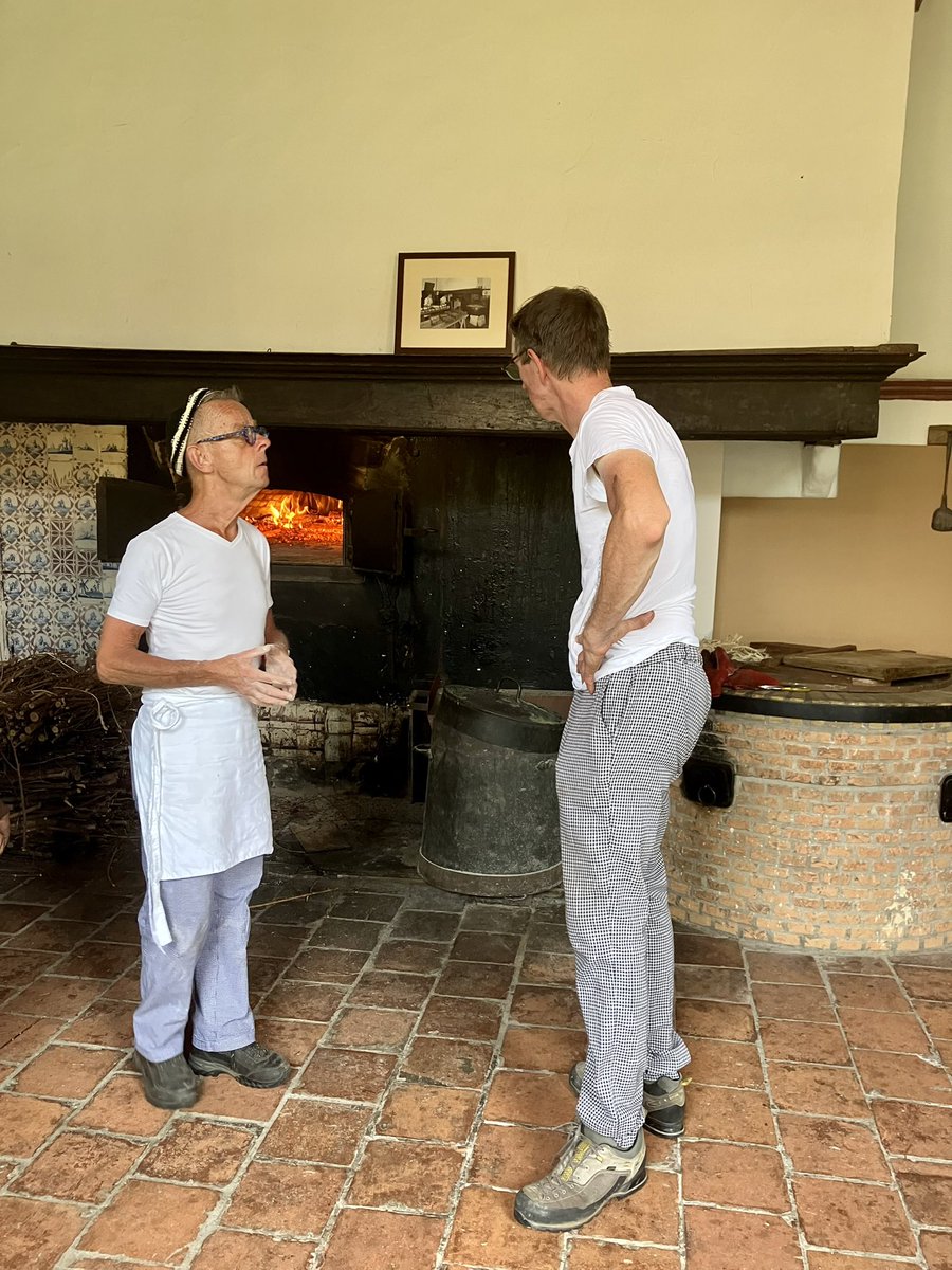 armendepoth's tweet photo. Onder belangstellende blikken van bezoekers bakt Sjouke Boersma samen met zijn team, in de historische Bakkerij van De Armen de Poth, zijn specialiteit: het befaamde Pothbrood naar eigen recept. #openMonumentenDag #historie #Amersfoort https://t.co/Cy6Ic6v8nC
