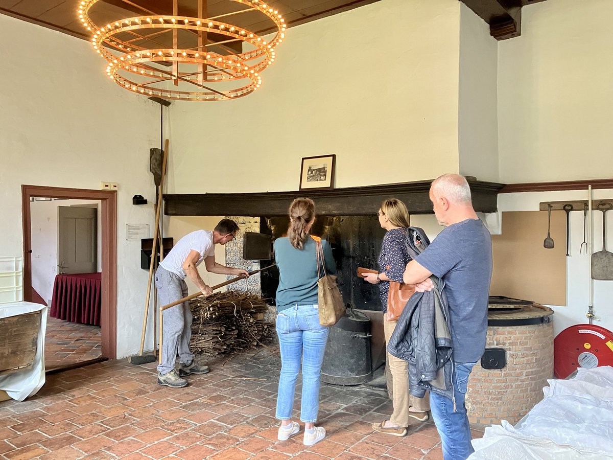 armendepoth's tweet photo. Onder belangstellende blikken van bezoekers bakt Sjouke Boersma samen met zijn team, in de historische Bakkerij van De Armen de Poth, zijn specialiteit: het befaamde Pothbrood naar eigen recept. #openMonumentenDag #historie #Amersfoort https://t.co/Cy6Ic6v8nC