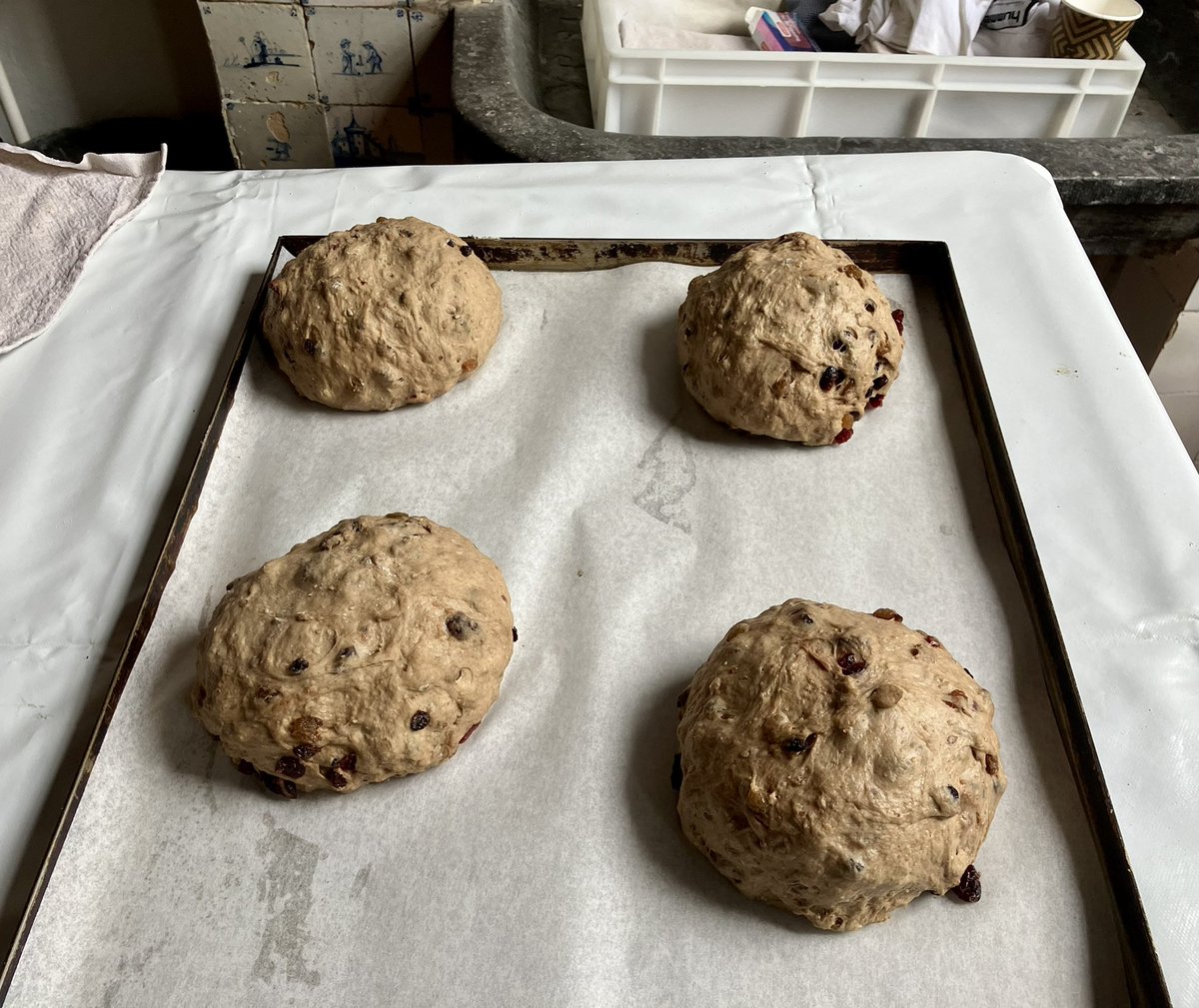 armendepoth's tweet photo. Onder belangstellende blikken van bezoekers bakt Sjouke Boersma samen met zijn team, in de historische Bakkerij van De Armen de Poth, zijn specialiteit: het befaamde Pothbrood naar eigen recept. #openMonumentenDag #historie #Amersfoort https://t.co/Cy6Ic6v8nC