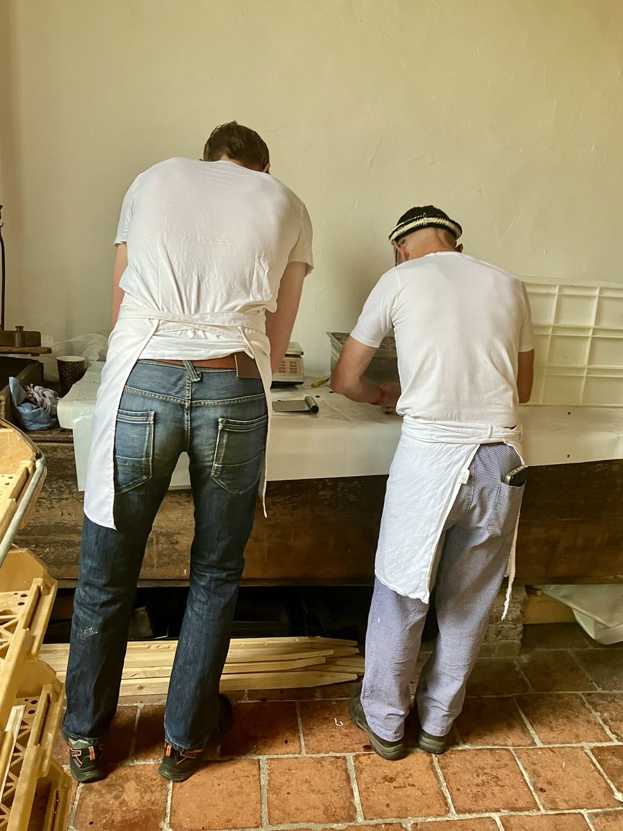 armendepoth's tweet photo. Onder belangstellende blikken van bezoekers bakt Sjouke Boersma samen met zijn team, in de historische Bakkerij van De Armen de Poth, zijn specialiteit: het befaamde Pothbrood naar eigen recept. #openMonumentenDag #historie #Amersfoort https://t.co/Cy6Ic6v8nC