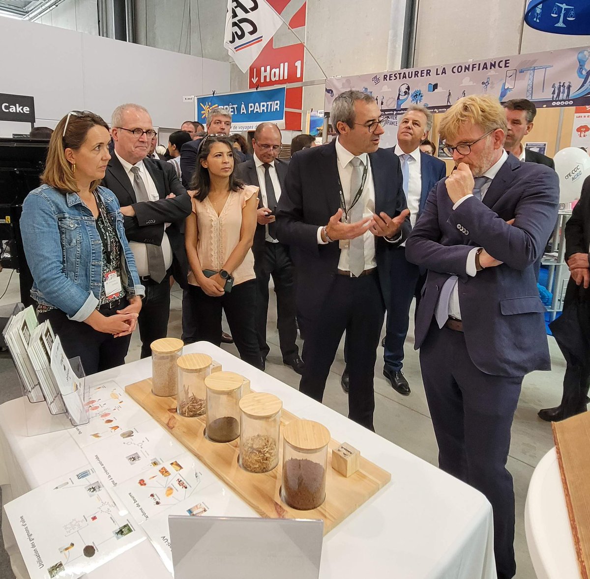 Merci au Ministre <a href="/MFesneau/">Marc Fesneau</a> <a href="/Agri_Gouv/">Ministère Agriculture et Souveraineté alimentaire</a>  de sa visite et des échanges autour des enjeux Formation-Recherche-Innovation en lien avec la #Bioeconomie et les transitions écologiques et climatiques. <a href="/foiredechalons/">Foire de Châlons</a> @ESR_AEBB <a href="/PoleAEROLAB/">Pôle d'innovation AEROLAB</a> <a href="/universitereims/">Université de Reims Champagne-Ardenne</a>