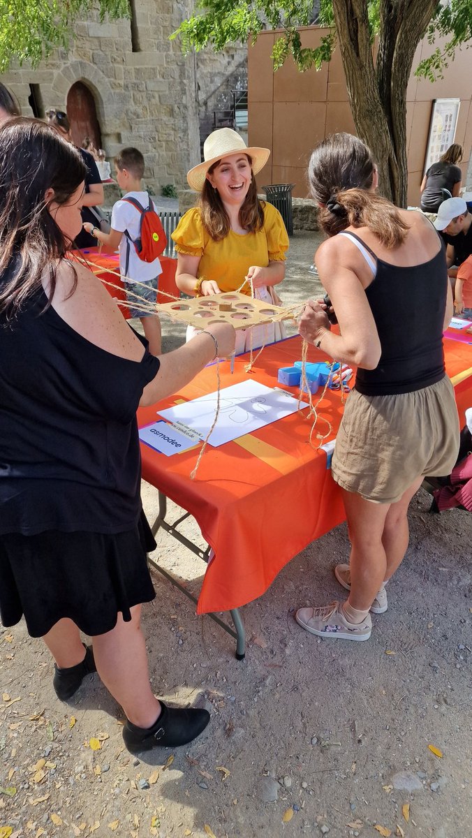 Estem a Carcassonne🏰, sentint-nos molt medievals.
El que acompanya a la Kenya a la batalla⚔️és en Moritz, de <a href="/hig_games/">Hans im Glück Spieleverlag</a> , els responsables de que la ciutat de Carcassonne s'hagi convertit en un lloc màgic aquest cap de setmana amb motiu del 20è aniversari de #carcassonne