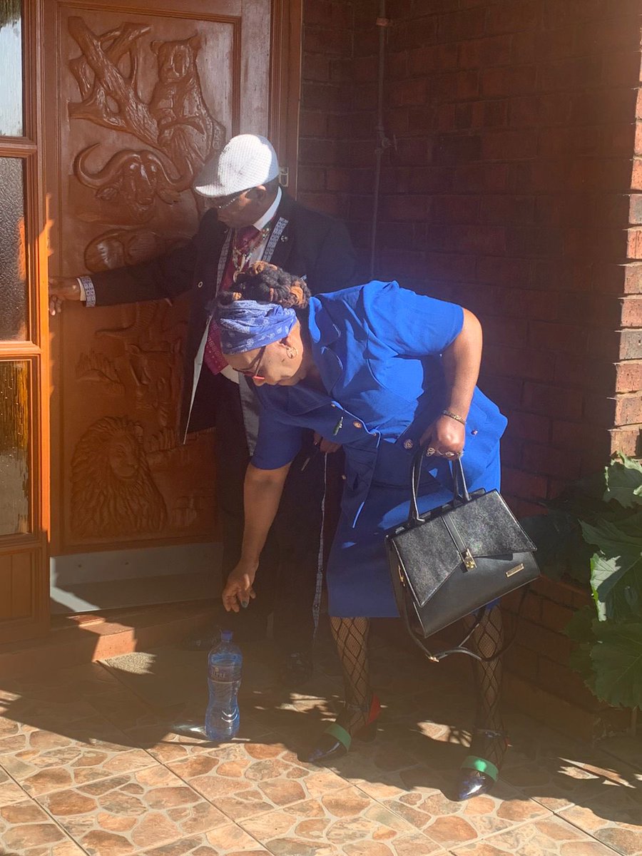 vuyiswatulelo's tweet photo. #DTWM, guyzini, these two are scammers of note I tell , eating my money is their profession . https://t.co/kRTwInxhOF