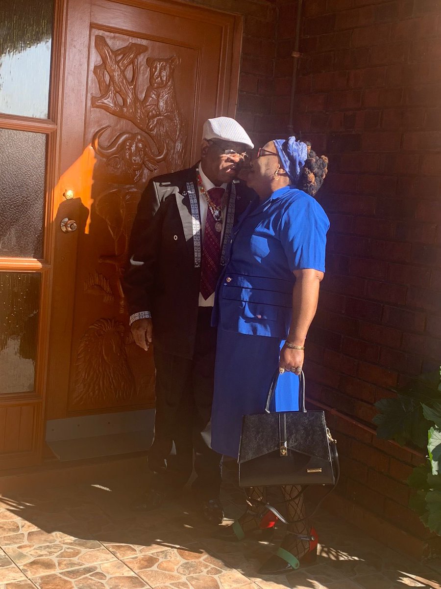vuyiswatulelo's tweet photo. #DTWM, guyzini, these two are scammers of note I tell , eating my money is their profession . https://t.co/kRTwInxhOF