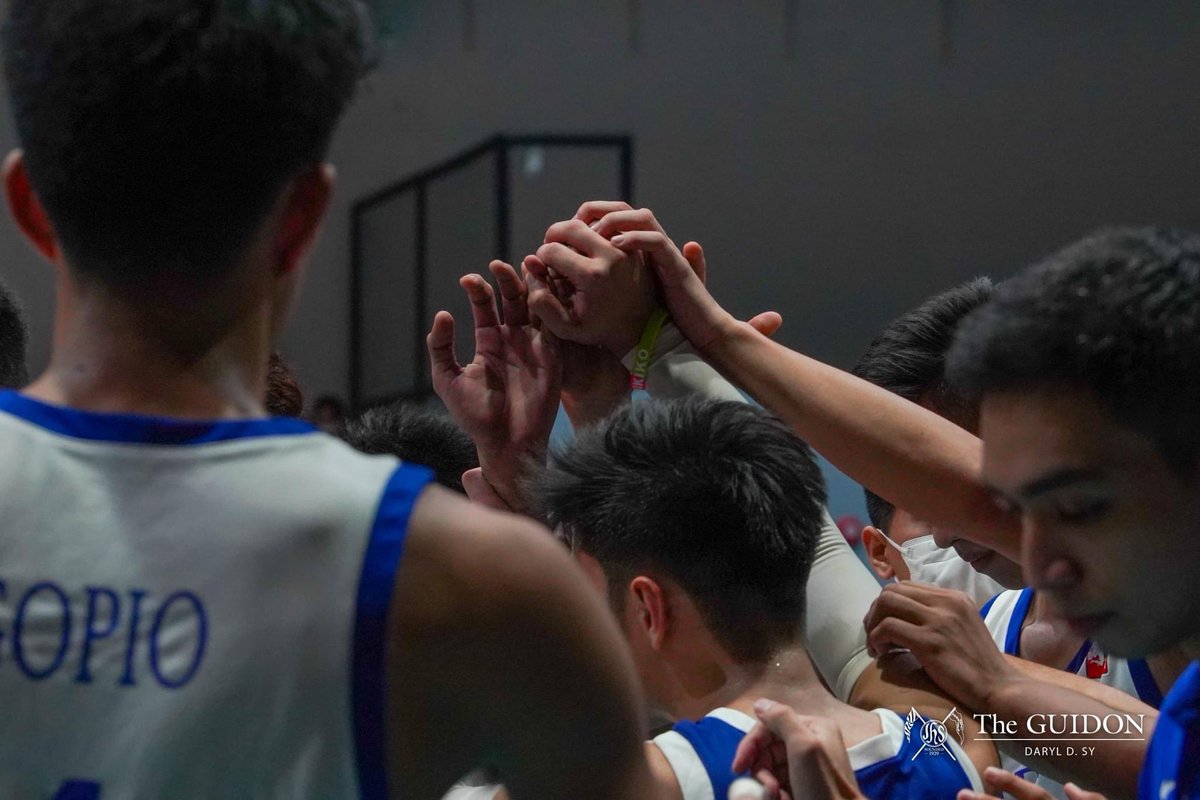 Elle_TheGUIDON's tweet image. FINAL: Ateneo Fudgee-Barr (1-3) garners their first win of the league after a thrilling four set match against Army Troopers (0-4).
Set Scores: 30-32, 15-25, 25-16, 15-25
@TheGUIDONSports
#SpikersTurf
Photo by Daryl D. Sy