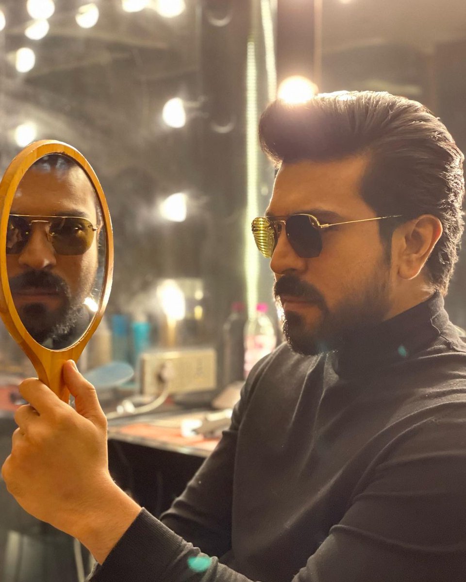 telugufilmnagar's tweet photo. Knock knock...! We've a perfectionist alert!!💥💥
#Ramcharan drops a couple of clicks in a dapper look.🔥🔥

@AlwaysRamCharan #RC15 #Tollywood #TeluguFilmNagar https://t.co/Ndw7FjXMjM
