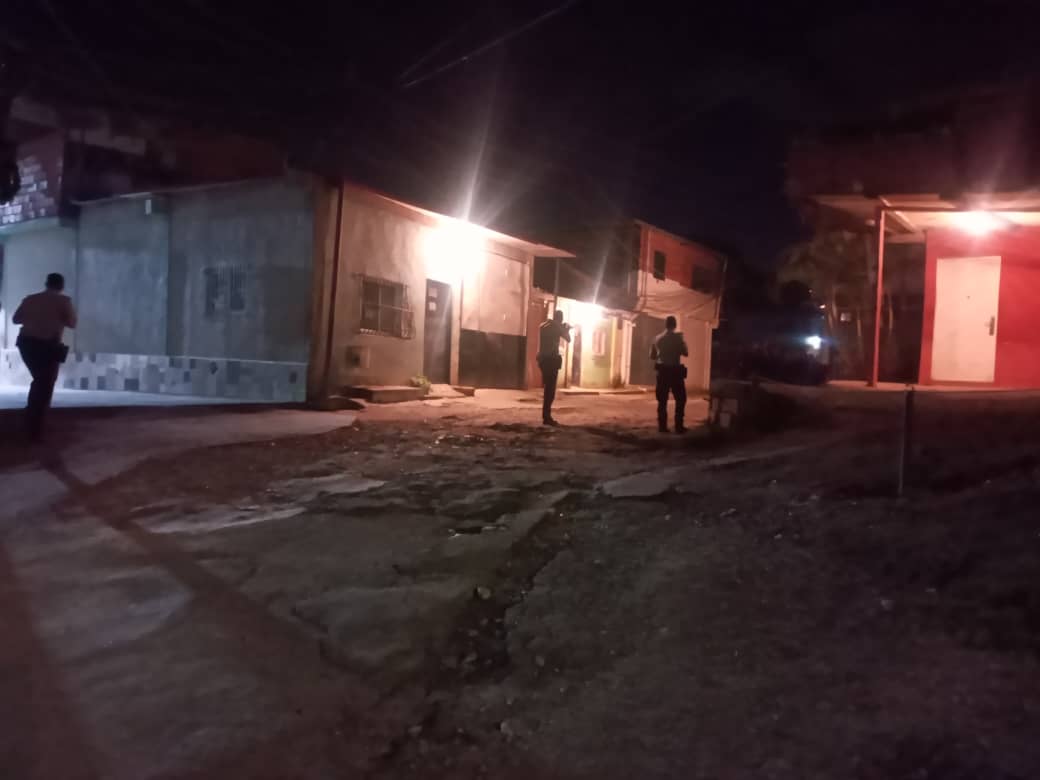 PolisucreOficia's tweet photo. Cumpliendo lineamientos del ciudadano Alcalde @JoseVRangelA para garantizar la paz y seguridad de nuestros vecinos de los sectores populares del Gran Municipio Sucre Funcionarios adscritos a la estación Policial Mariches realizar presencia y recorrido #LaDolorita #Mariches https://t.co/8SnguTJFN6