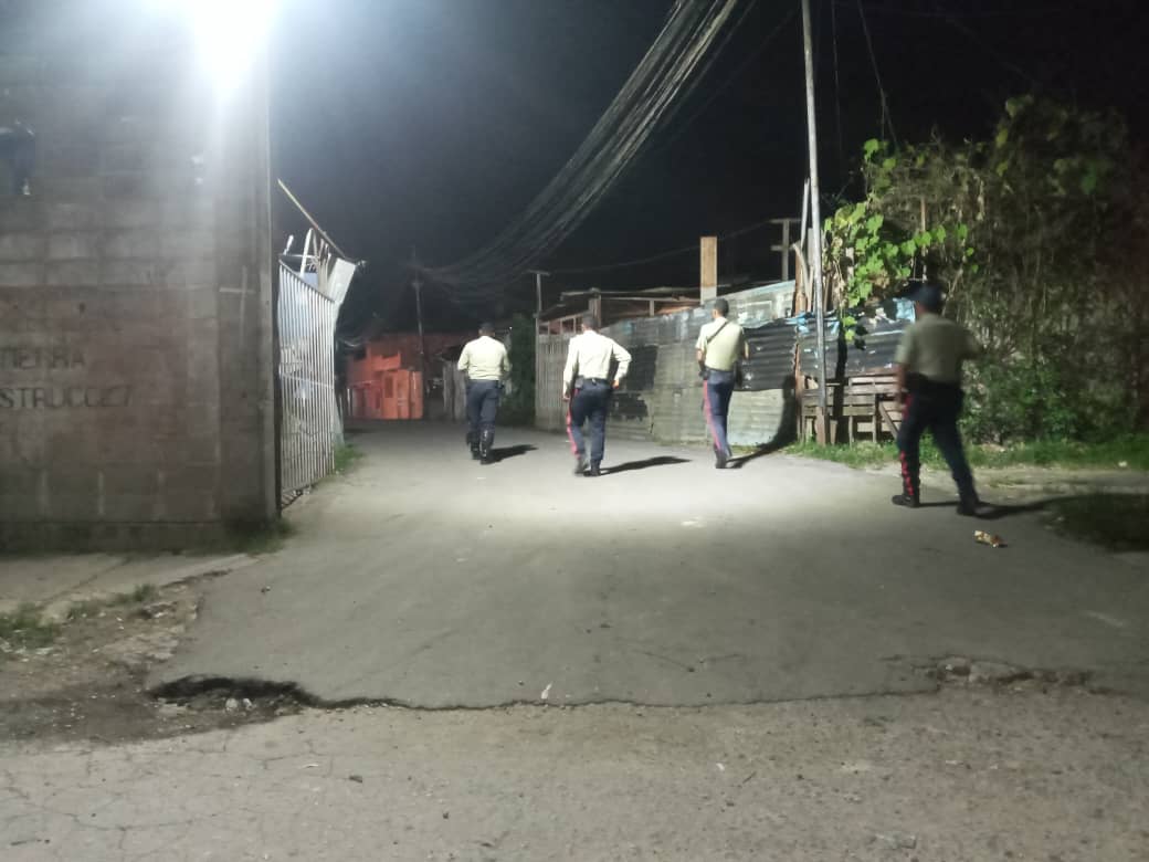 PolisucreOficia's tweet photo. Cumpliendo lineamientos del ciudadano Alcalde @JoseVRangelA para garantizar la paz y seguridad de nuestros vecinos de los sectores populares del Gran Municipio Sucre Funcionarios adscritos a la estación Policial Mariches realizar presencia y recorrido #LaDolorita #Mariches https://t.co/8SnguTJFN6