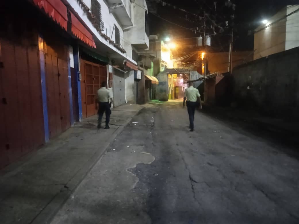 PolisucreOficia's tweet photo. Cumpliendo lineamientos del ciudadano Alcalde @JoseVRangelA para garantizar la paz y seguridad de nuestros vecinos de los sectores populares del Gran Municipio Sucre Funcionarios adscritos a la estación Policial Mariches realizar presencia y recorrido #LaDolorita #Mariches https://t.co/8SnguTJFN6