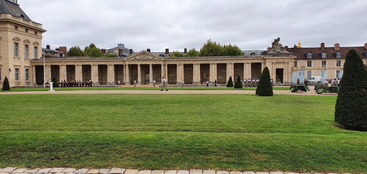 Trés belle cérémonie à l'École Militaire en présence du <a href="/CEMAT_FR/">Chef d'état-major de l'armée de Terre</a> pour la signature des contrats d'engagement de 191 jeunes dont de nombreux diplômés de nos Écoles.
Ils deviendront officiers au terme d'une formation de 10m à <a href="/SaintCyrCoet/">Académie militaire de Saint-Cyr Coëtquidan</a> 
<a href="/belletante/">Bernard Belletante</a> 
<a href="/ConferenceDesGE/">Conférence des grandes écoles</a>