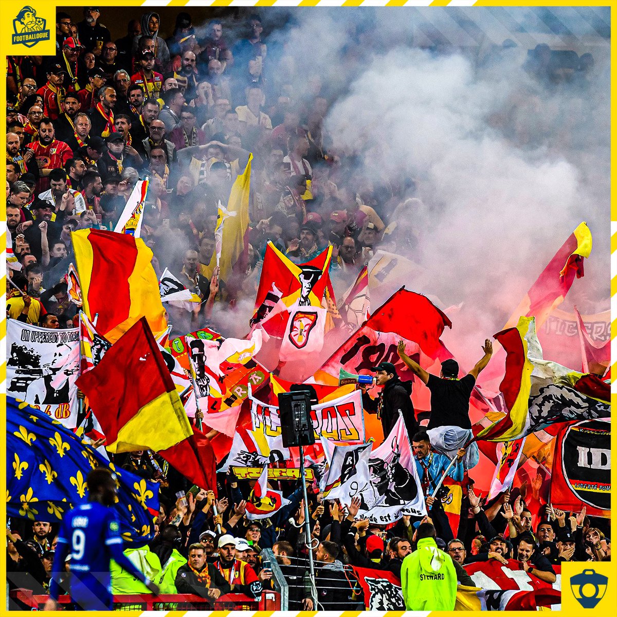 LRC1906's tweet photo. « Gngn avec les étendards on voit rien du match » 🤡

Mais frérot tema comment ça barde quand tout le matos est levé 🔥 https://t.co/s1GJWdNqnw