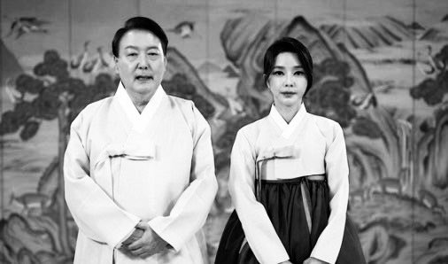 [이해불가] 아무리 도이치모터스, 논문 등으로 불콰이하다 해도 일케 노골적으로 속마음 드러내는 건 좀 그렇지 않나? 그래도 명절인데… 분위기 파악 못한 벌로 흑백처리 했음.