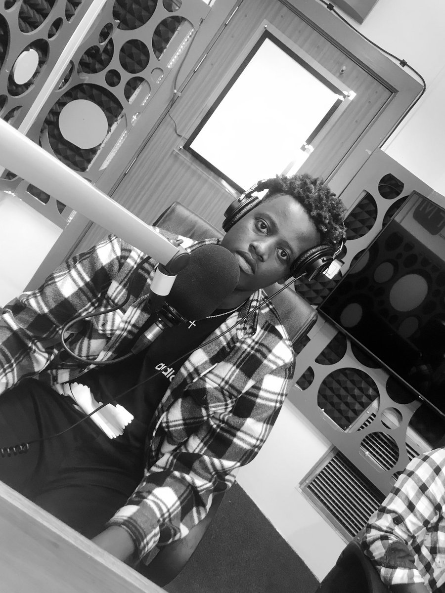 Dj_Diddyman's tweet photo. Mwite Kaayi umwe mubahanzi nyarwanda bahagaze neza mumiririmbire mwumve mundirimbo nka moonlight, Iriza, Crush na PALI arinayo ndurimbo nshyashya yamurikiye mukiganiro #MagicDopeTime kuri 90.7 Magic FM https://t.co/MLjUGwqjHN