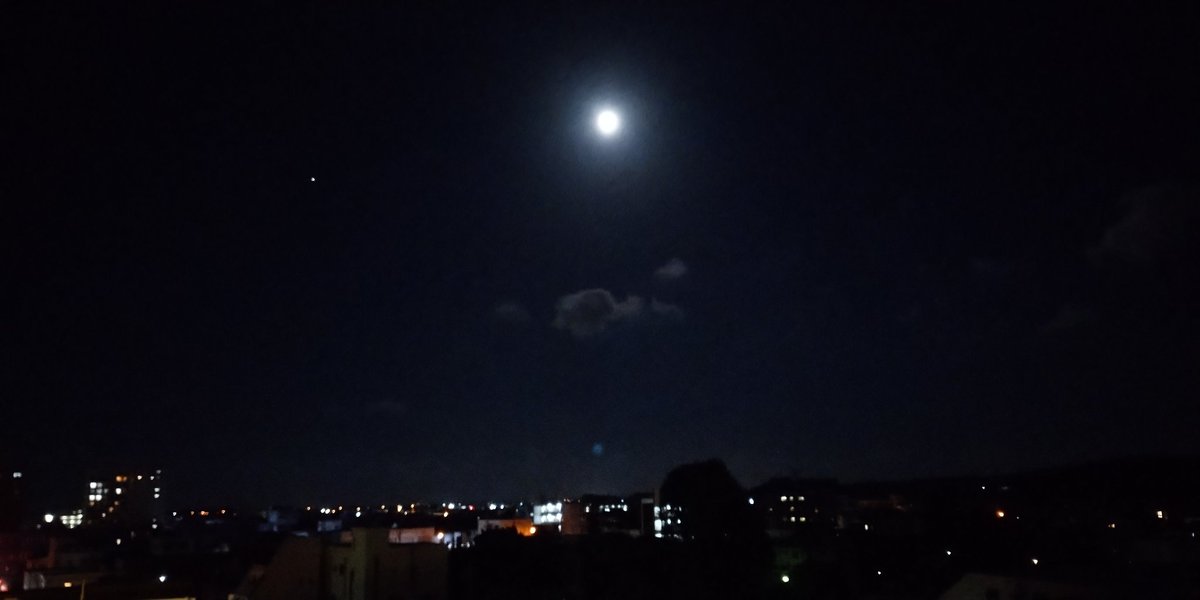 #ミスDJ
今宵は中秋の名月🌕️
そういえば、
前回のミスDJの1曲目は
「◯◯◯◯」でした

お月様を見ながら
そんな思いに馳せてます
明日はミスDJの日
楽しみです🌕️