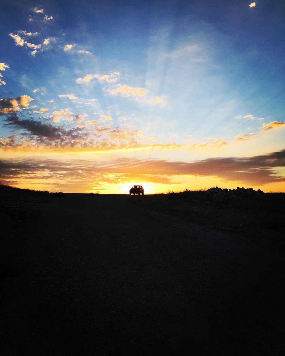 Así amanecíamos esta mañana en #Zuera, con un cielo espectacular que parecía darnos la bienvenida al campo de maniobras de #SanGregorio…

#CierzoRally #CerttAvatel