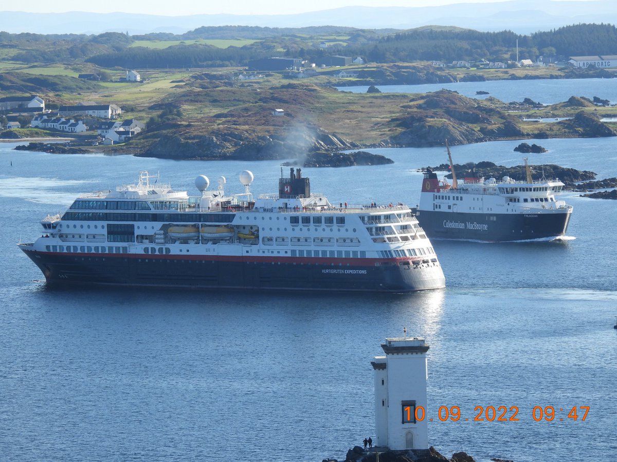 Comparing and contrasting the sizes of our ferry Finlaggan with the cruise ship Maud this morning as one was arriving and the other departing.