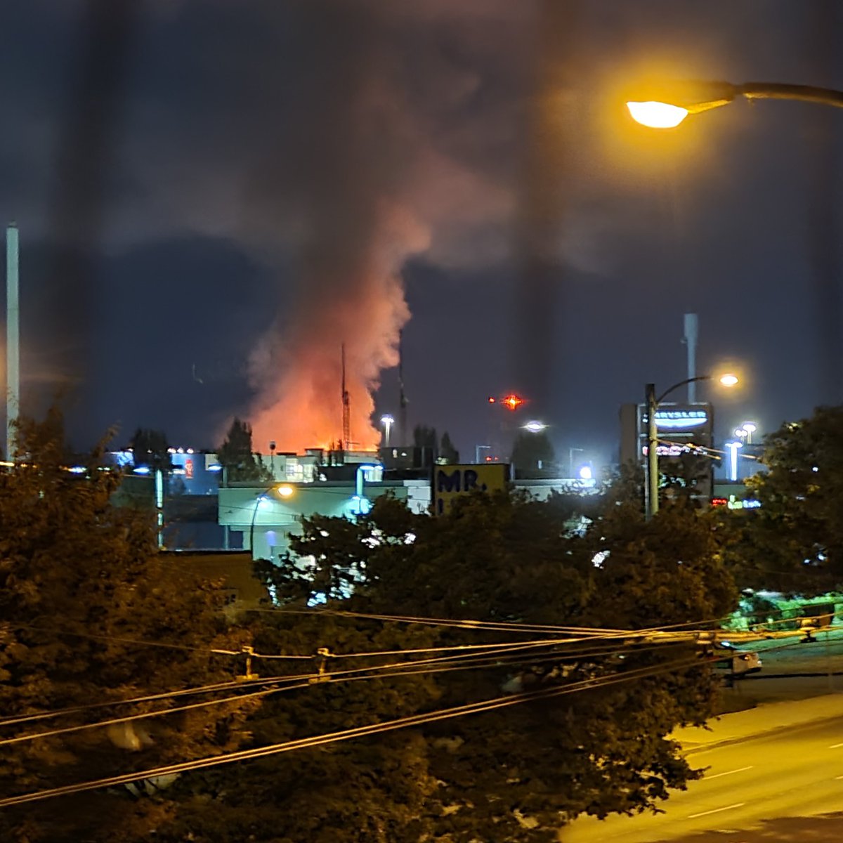 VancityDani's tweet photo. @VanFireRescue @IAFF18
Photo of big Fire in SouthEast Vancouver Tonight.
#VanFireRescue #IAFF18 https://t.co/xG4otiTiDO