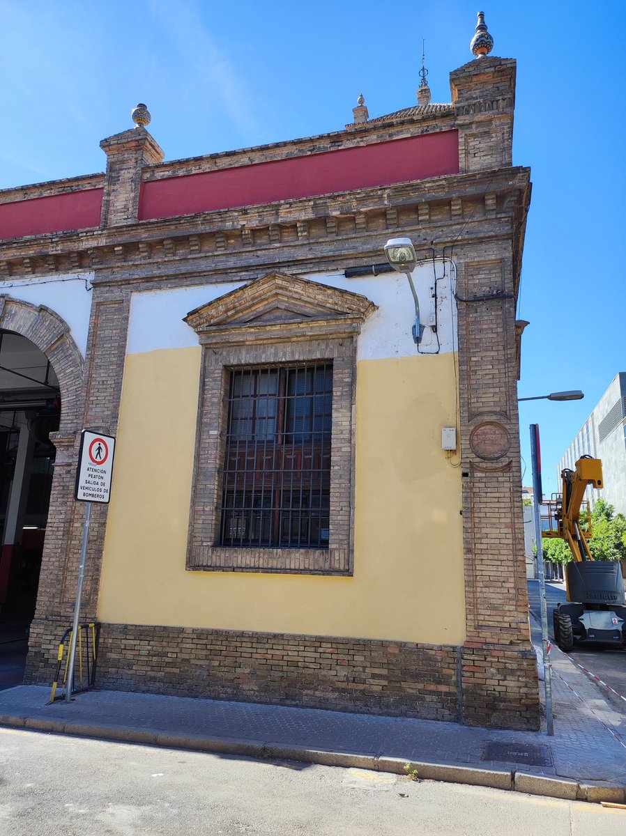 BOMBEROSCSIF's tweet photo. DIEZ AÑOS desde la primera vez que solicitamos la unificación estética de la pintura exterior de este #ParqueDeSanBernardo con 100 AÑOS de Servicio a los ciudadanos. https://t.co/tOV5gUG3tp